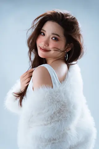 Hailuo H3 clip: studio portrait of a woman in a white fur wrap looking back over her shoulder