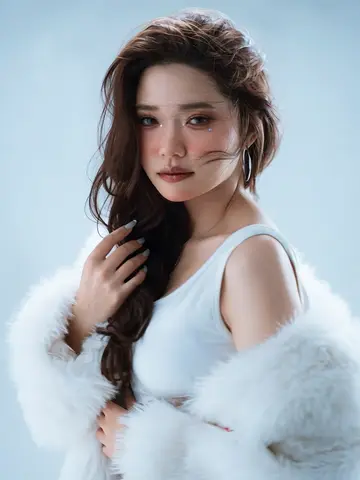 Luma Ray 3.2 clip: studio portrait of a woman in a white fur wrap looking back over her shoulder